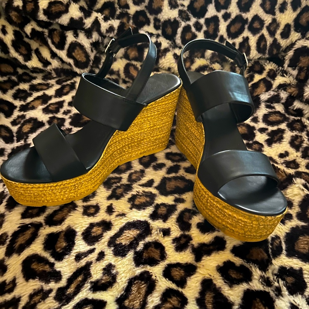 New never worn black sandal platform shoe . Great for going out.